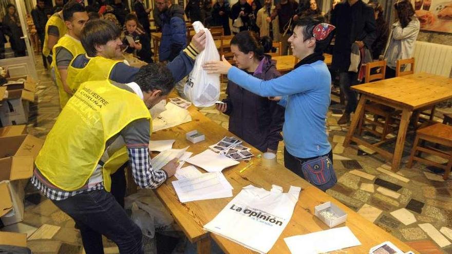 Los voluntarios entregan los dorsales y chips a los corredores en 2015.