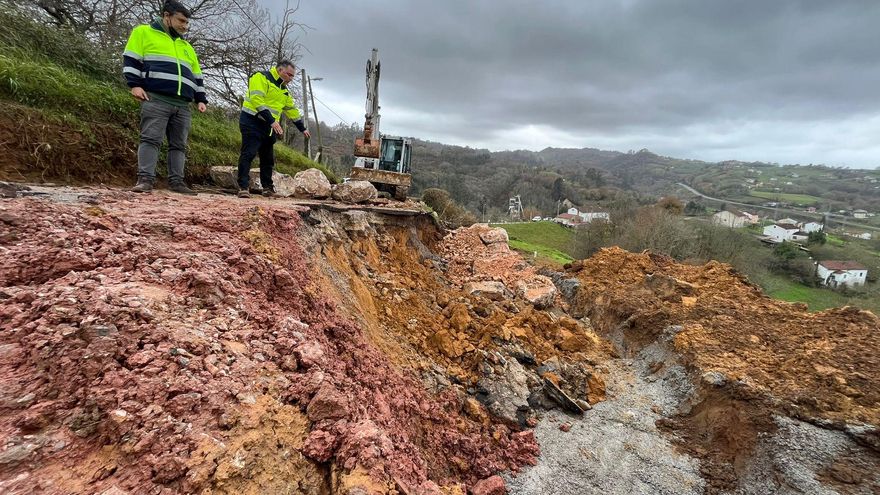 Los efectos del temporal dejan en Lieres un argayo que corta el paso entre La Cabaña y La Fresnea