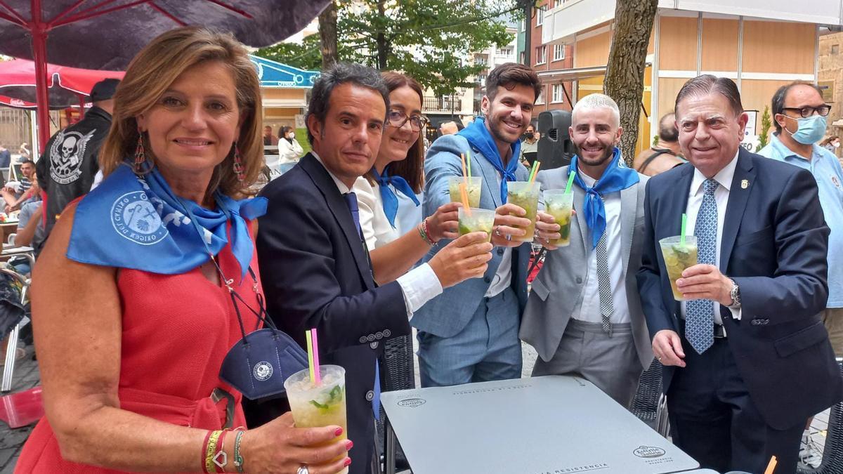 Por la derecha, Concha Méndez, Nacho Cuesta, Covadonga Díaz, Andy McDougall (marido del pregonero), Pelayo Díaz y Canteli brindan con un mojito en Porlier.