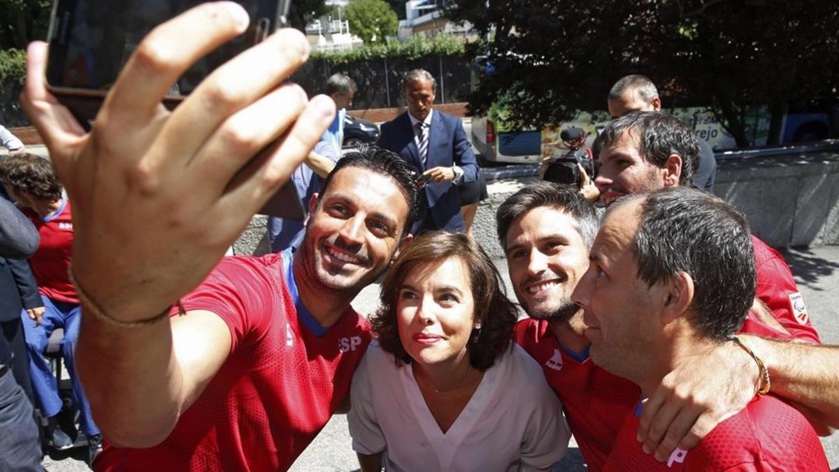 La vicepresidenta del gobierno Soraya Saenz de Santamaria se hace un selfie con deportistas paralímpicos.