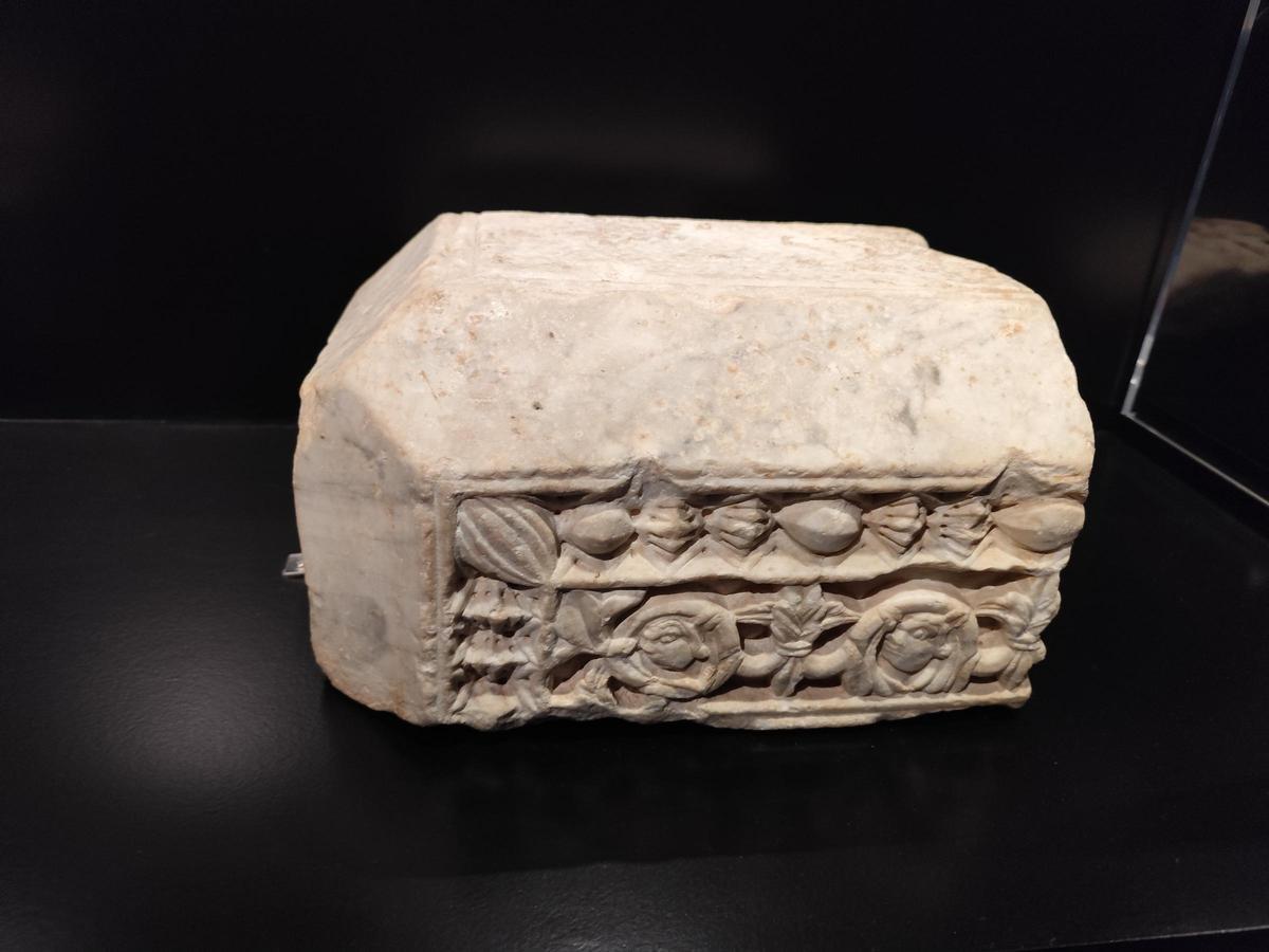 Clau d'arquivolta amb Agnus Dei de la portada occidental de Sant Pere de Rodes, anys 1160-1170. Marbre. Fons. Museu Frederic Marés.