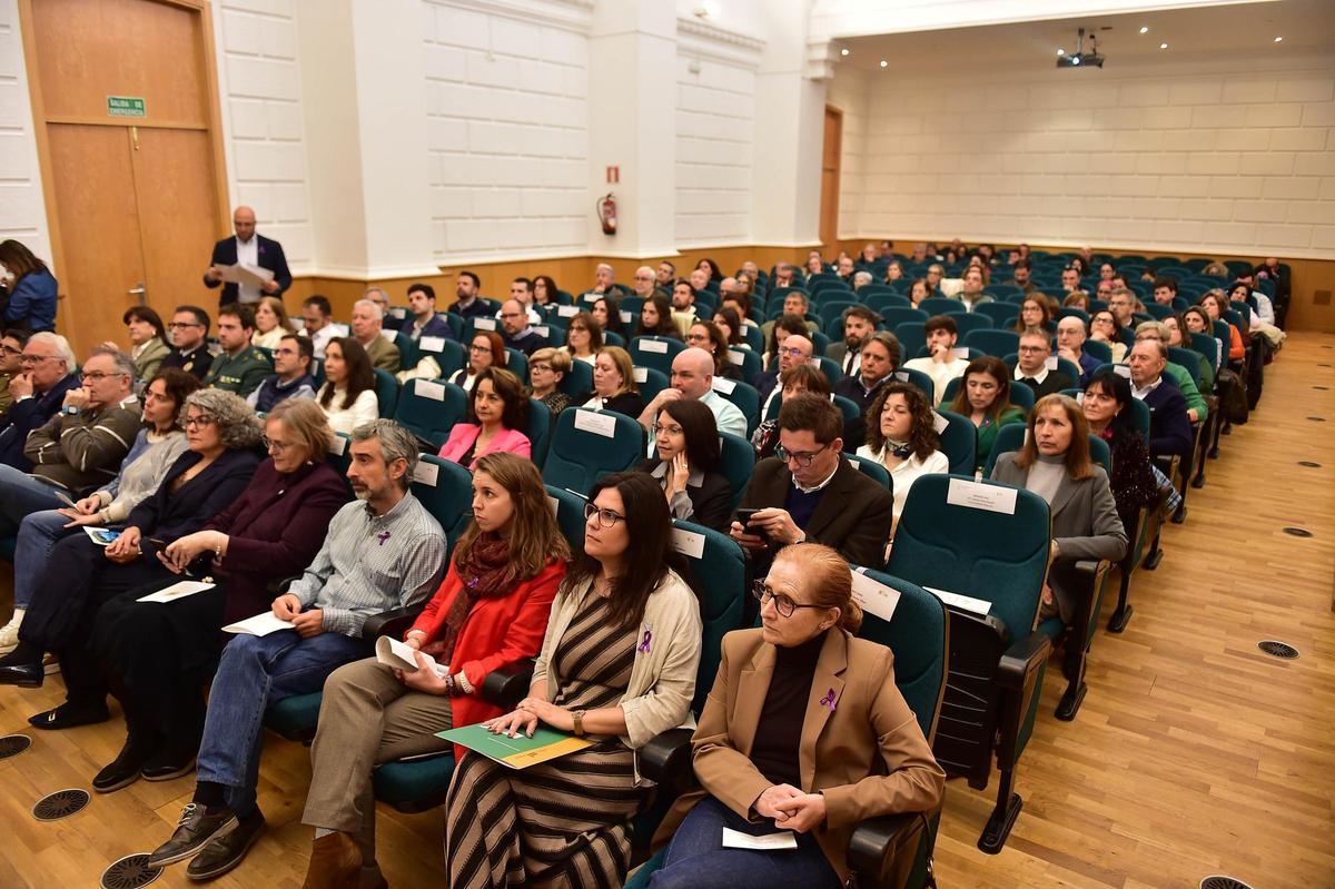 Otra vista del salón de actos del Centro Universitario de Plasencia, lleno.