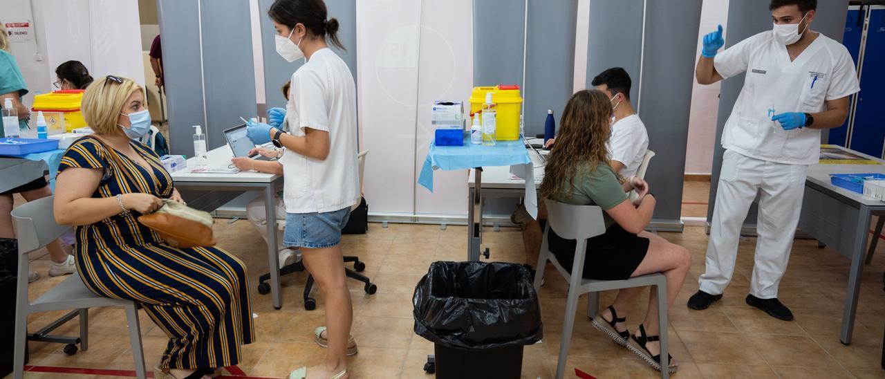 El departamento de salud de Castellón vacunó ayer con y sin cita en la antigua caja de reclutas, delante del Hospital General, al ser el único espacio habilitado por Sanitat en la provincia para eso.