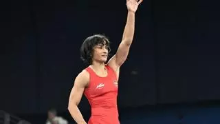 100 gramos fatídicos dejan sin final a la luchadora india, Vinesh Phogat