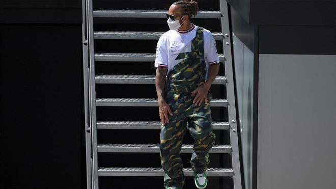 Lewis Hamilton en el paddock