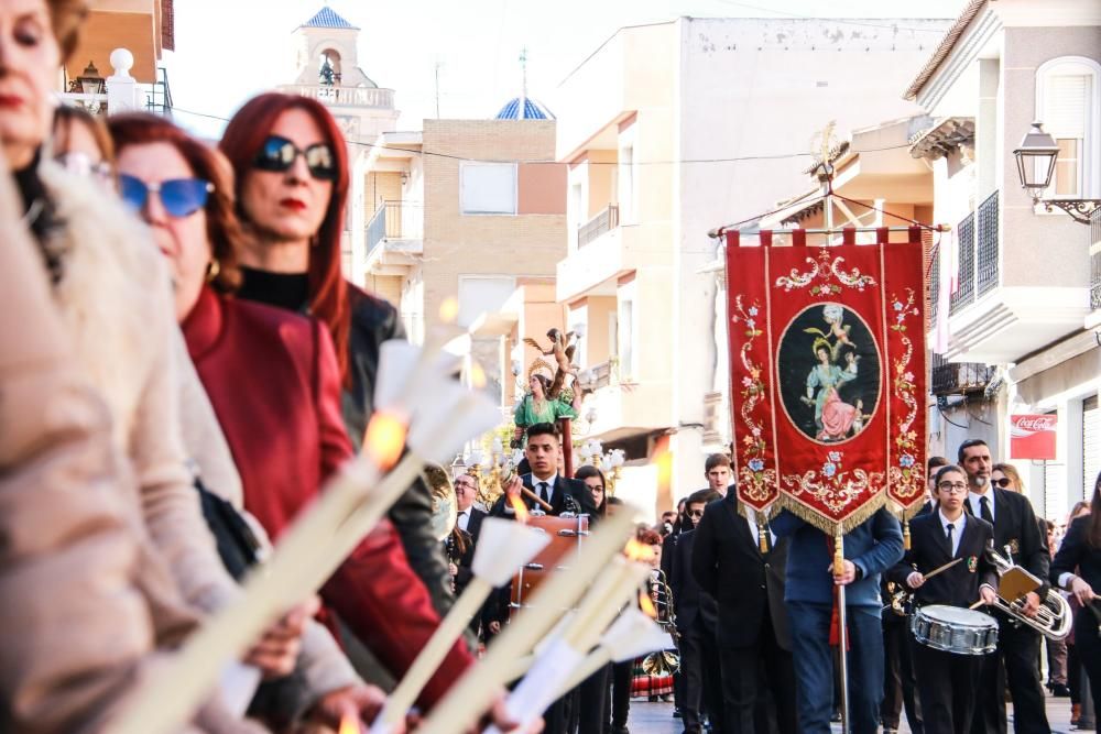 Miles de fieles han acompañado la imagen de Santa Águeda hasta su ermita en un camino jalonado por puestos de dulces