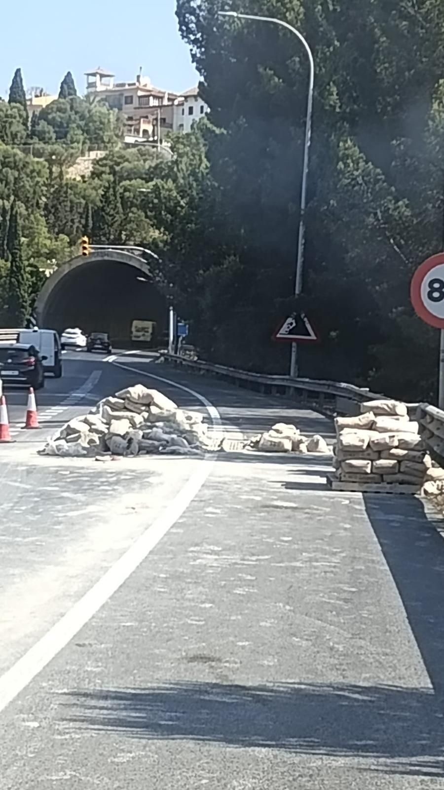 Atasco kilométrico en la Vía de Cintura de Palma al perder un camión parte de su carga