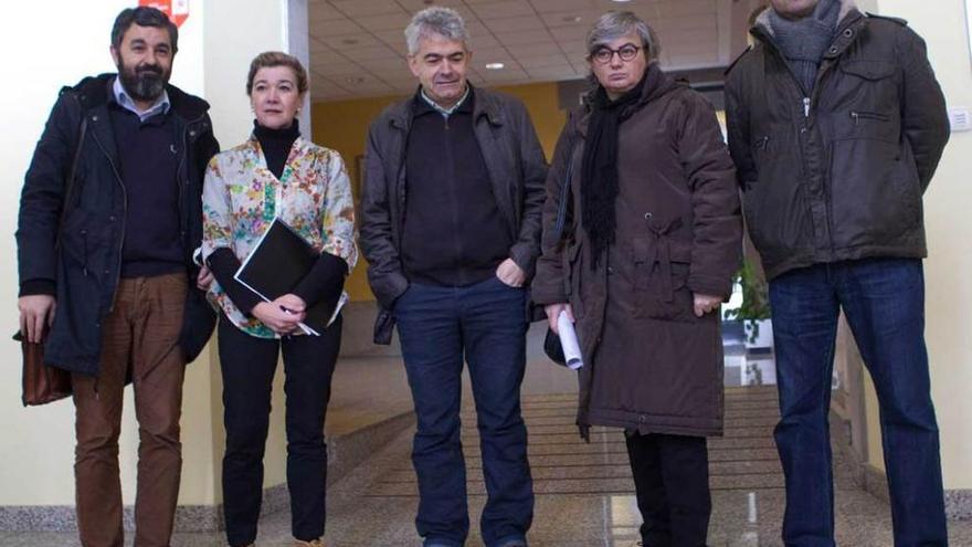 Alejandro Calvo, Conchita Paredes, Belarmino Fernández, Ana González y Belarmino Arias, ayer, en el Archivo.