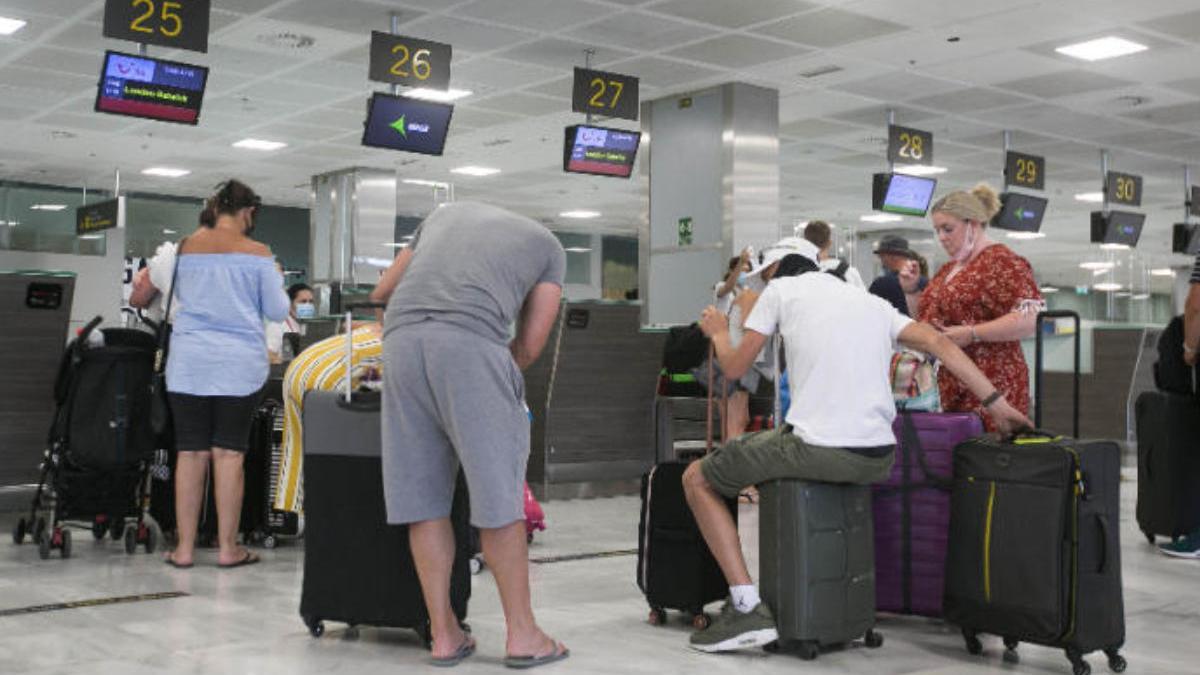 Turistas en la zona de embarque este domingo del aeropuerto Tenerife Sur.
