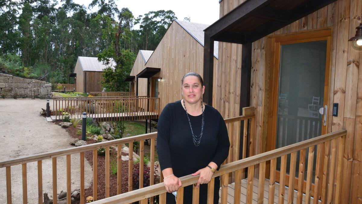 Rosana Estévez en la entrada de una de las cabañas.