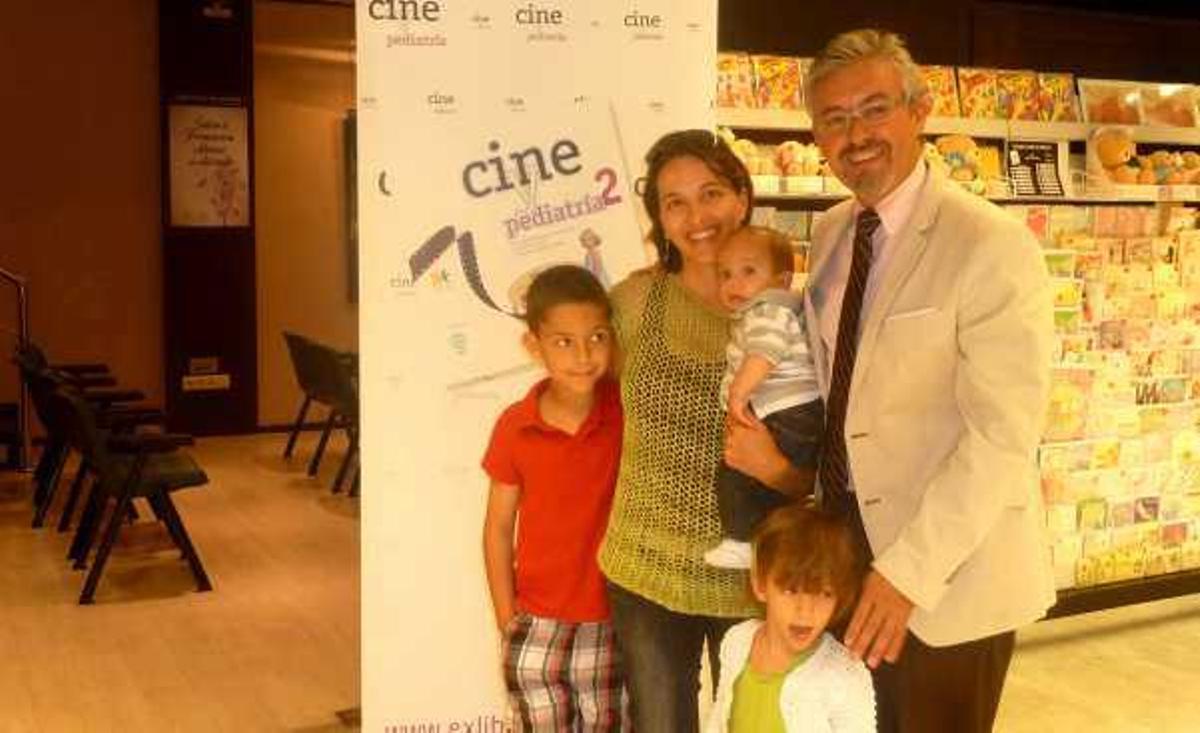 González, junto a varios de sus pacientes, en la presentación del libro.