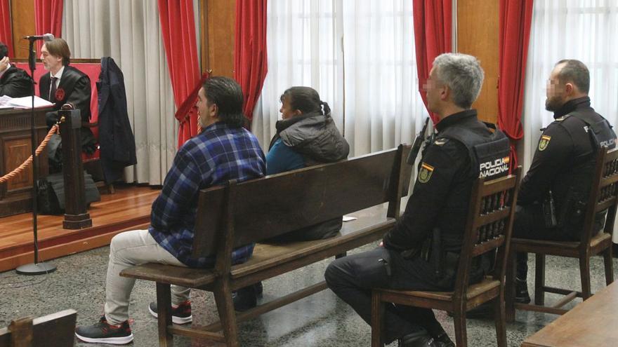 Esteban M., sentado en el banquillo de los acusado de la Audiencia Provincial.   | // IÑAKI OSORIO