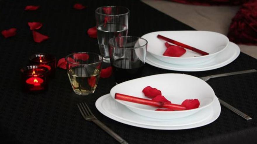 Mesa de un restaurante con decoración para celebrar el Día de los Enamorados.
