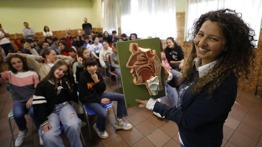 La cantante y coach vocal Ruth Suárez, ayer, con los niños de La Gesta. | Luisma Murias