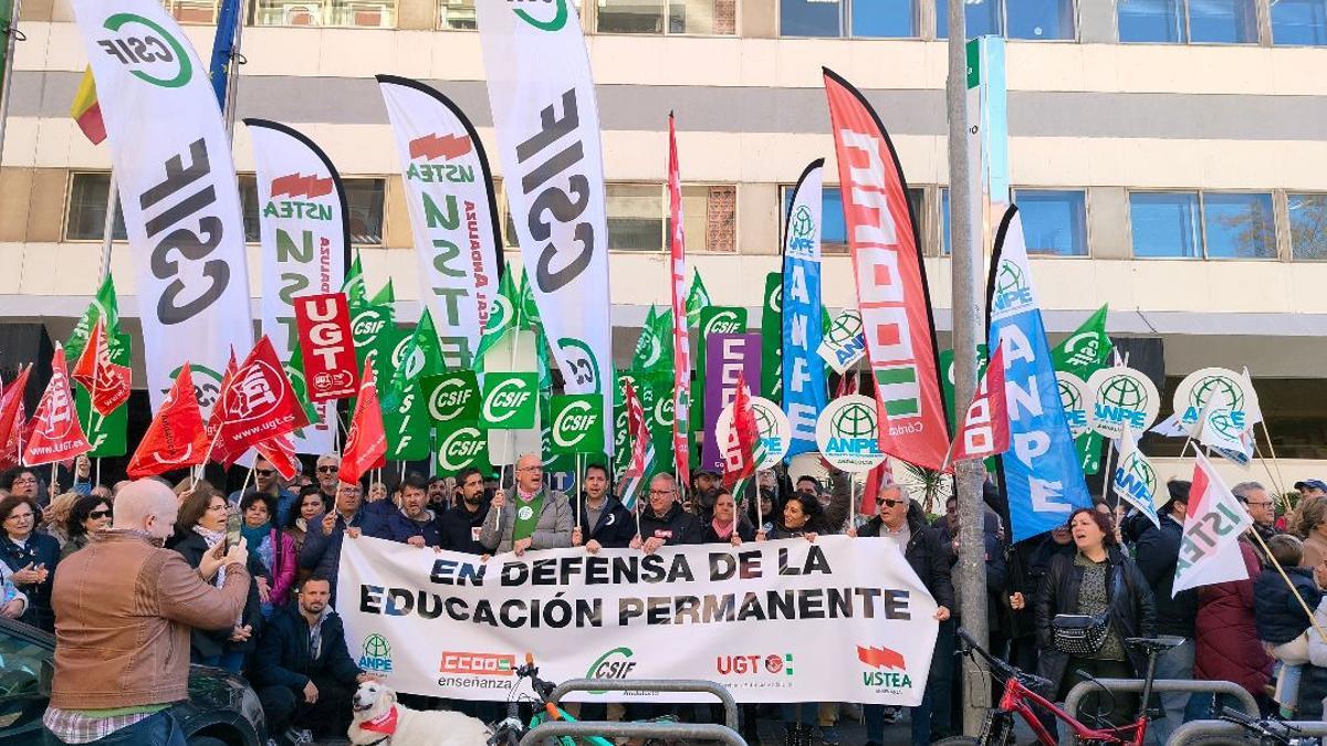Concentración en Córdoba en defensa de la Educación Permanente.