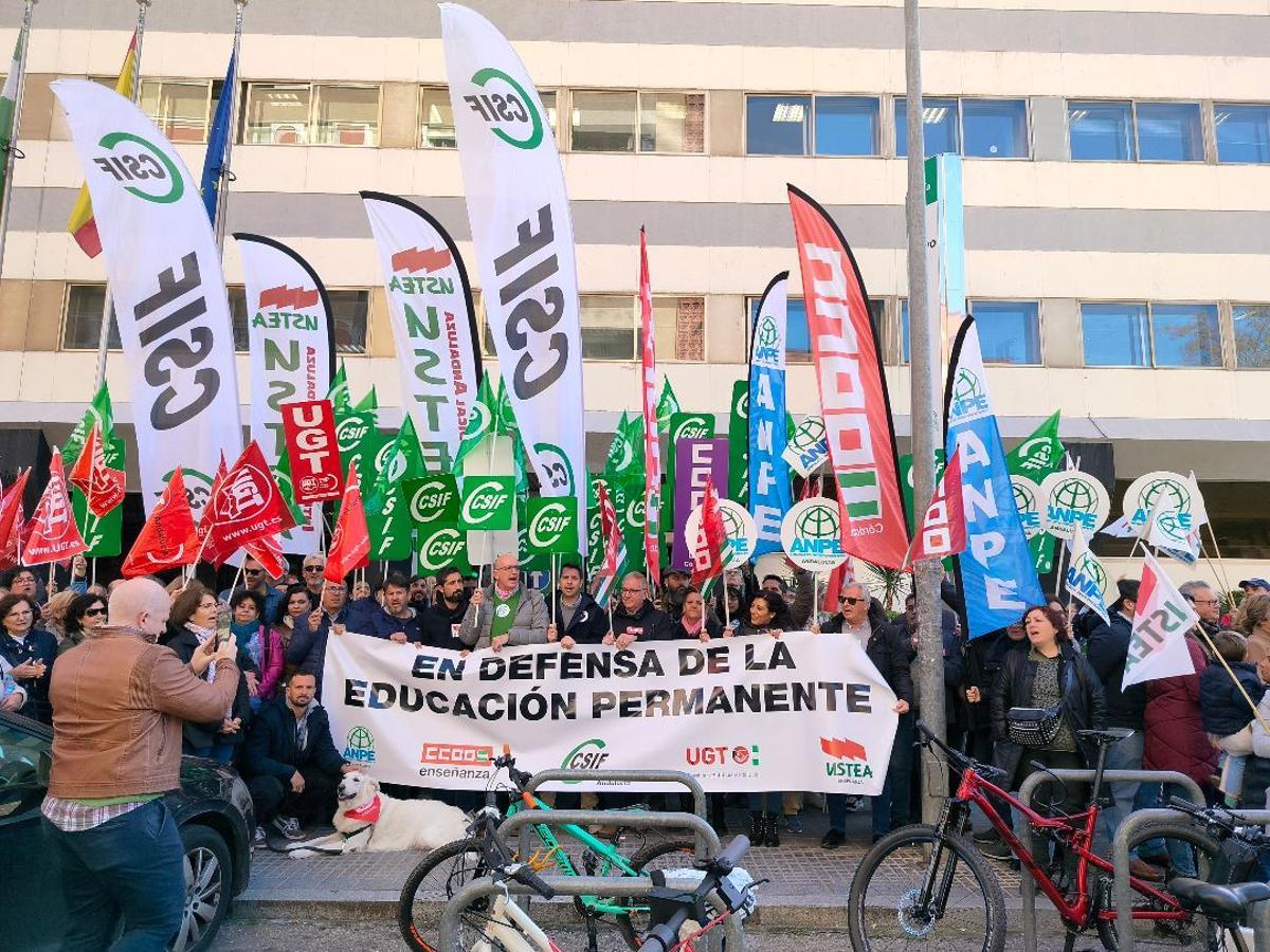 Concentración en Córdoba en defensa de la Educación Permanente.