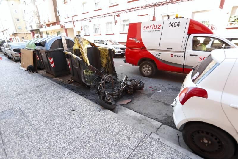 Incendio de un contenedor y una moto