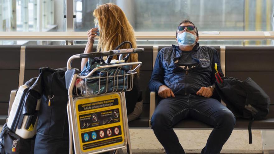 Dos personas en el aeropuerto de Barajas.