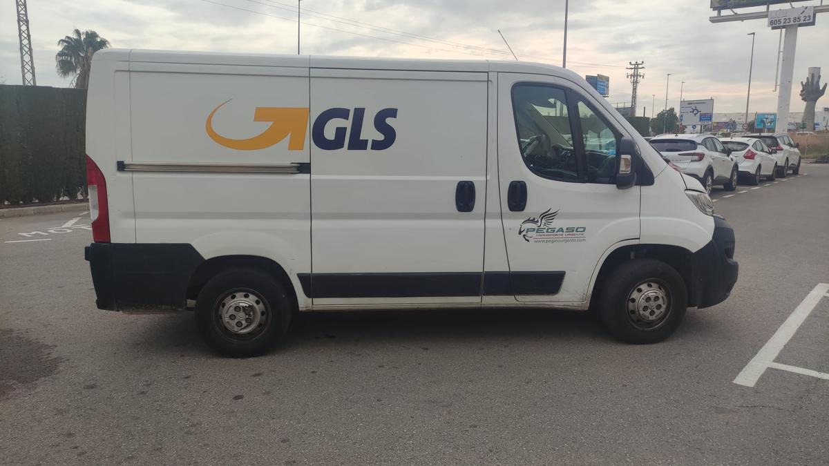 Una furgoneta de la empresa GLS durante un reparto este miércoles en la ciudad de Castelló.