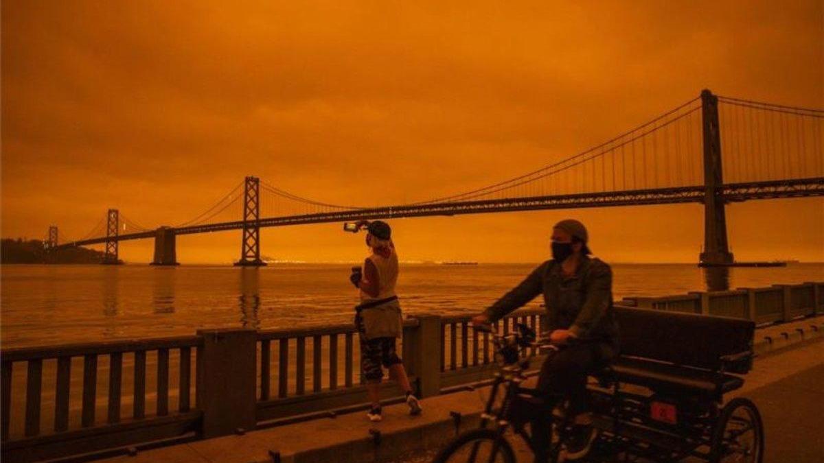 Paisaje apocalíptico en San Francisco: niebla, cielo rojizo y humo de incendios