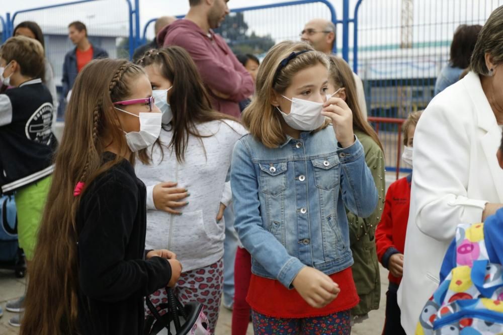 Cascos y mascarillas contra la "precaria situación" de un colegio en Navia
