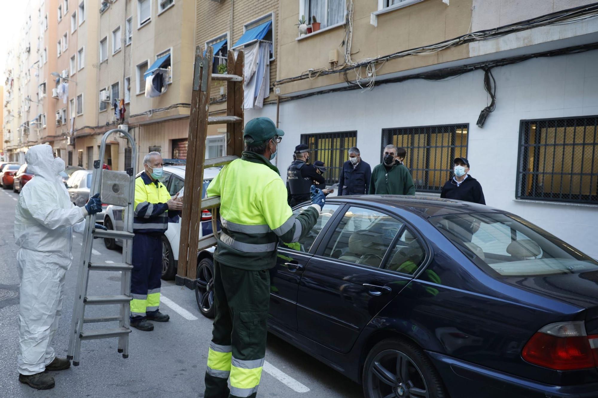 Limpieza de un patio de viviendas precarias en Orriols