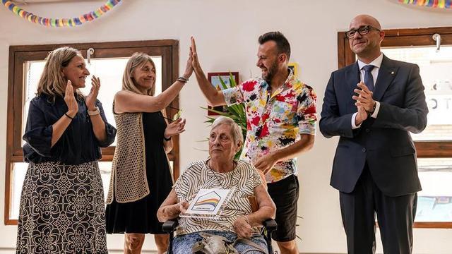 La Generalitat reconeix el compromís amb els drets LGTBI+ a la Residència de Gent Gran de Gràcia de Barcelona