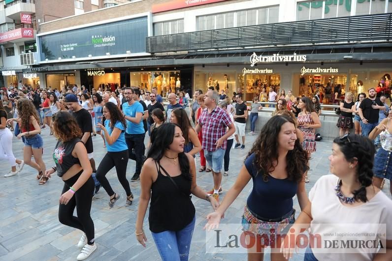 Los bailes latinos salen a la calle en Murcia