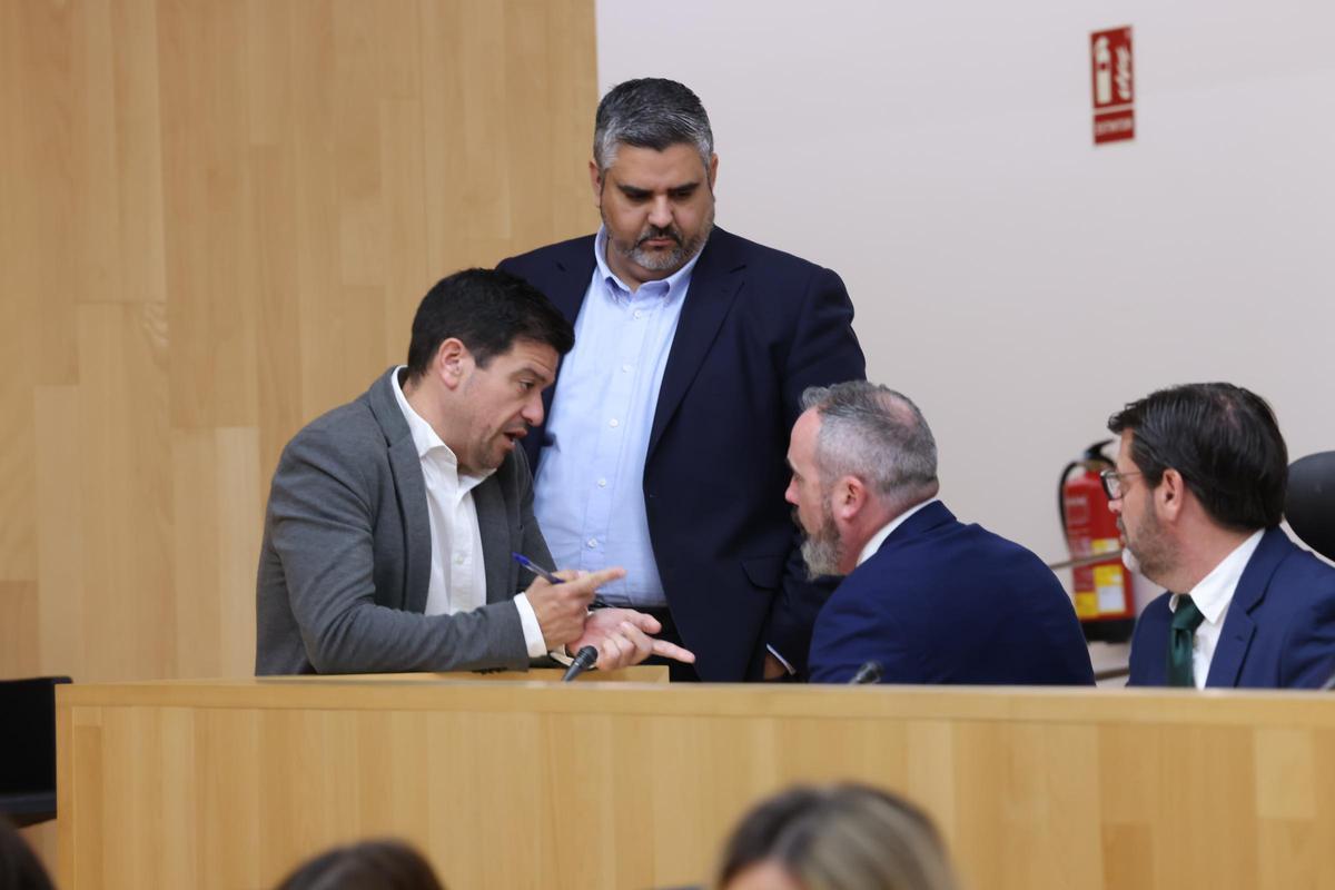 Diputados del PSOE, el PP y de Vox, charlan durante el pleno