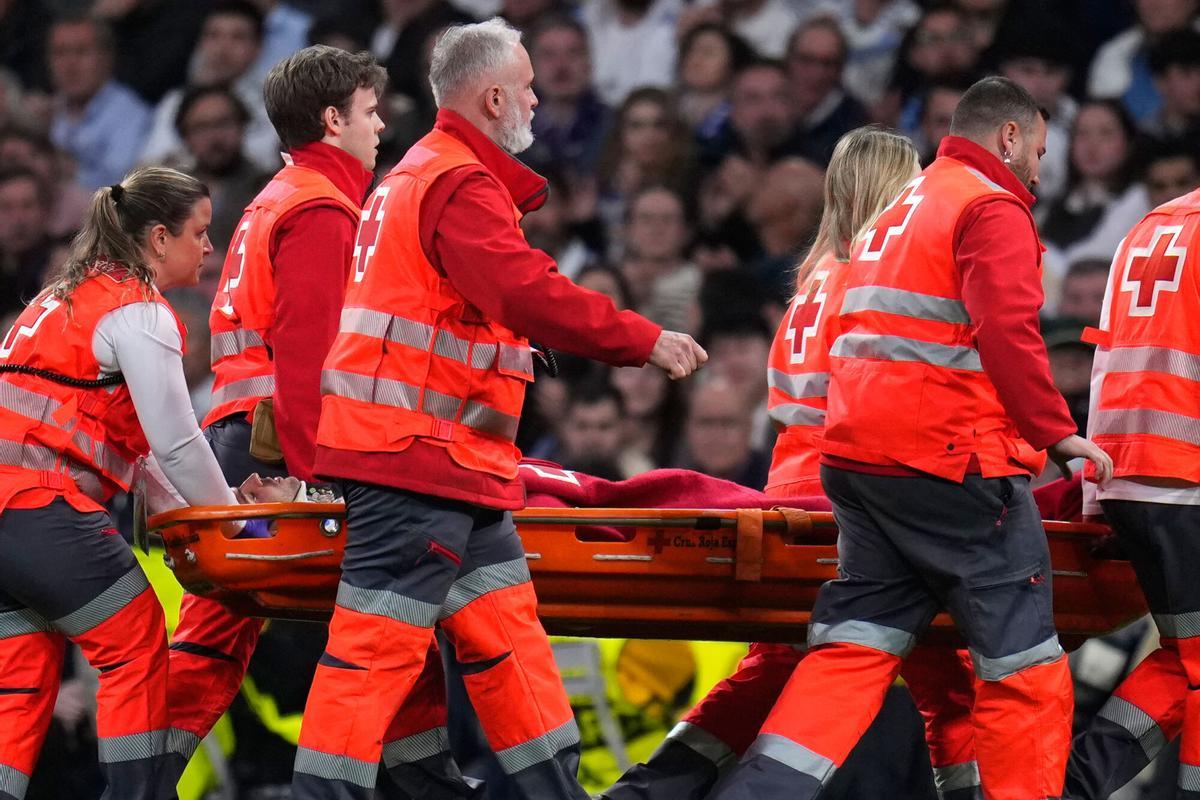 Asencio abandonó el campo en camilla y con el cuello inmovilizado.