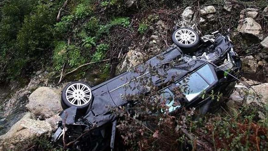 Herido leve tras caer con su vehículo  por un acantilado de más de 50 metros