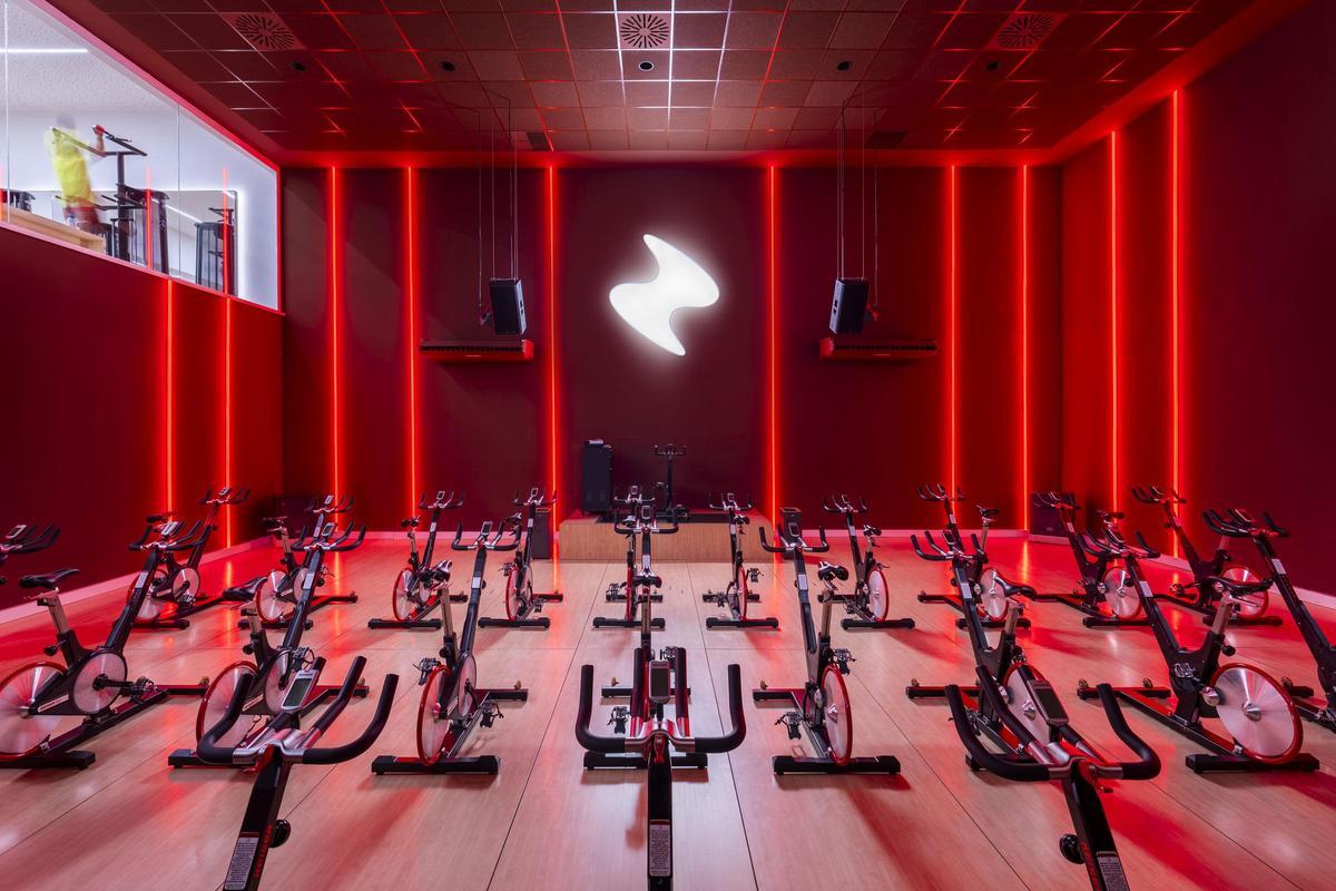 La sala de ciclo indoor cuenta ahora con nuevos equipos, un sistema de sonido actualizado y una iluminación que permite adaptar el ambiente a cada sesión.