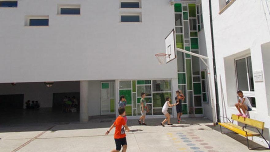 El nuevo patio del colegio Alexandre Rosselló de Palma ha sido inaugurado hoy