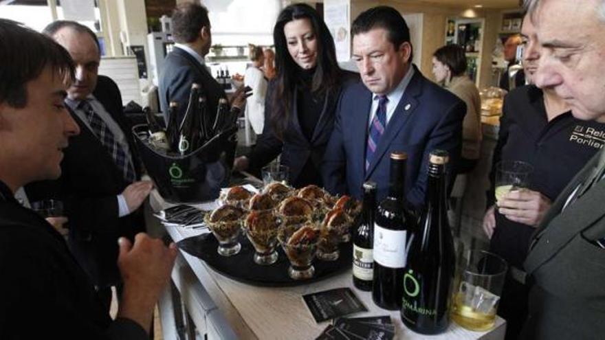 A la izquierda, el cocinero Raúl León, con el pincho de pan de escanda y buey del valle del Esla; Andrés Prendes, de Sidra El Gaitero; Laura Antón; el concejal de Turismo del Ayuntamiento de Oviedo, José Manuel Pando, y Marcelo Meana, responsable de Política Turística del Ayuntamiento de Oviedo.