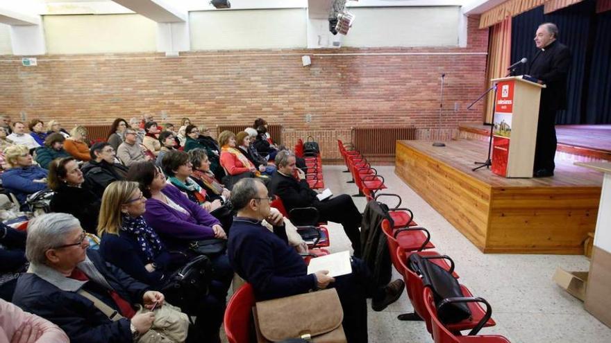 A la derecha, Jorge Juan Fernández Sangrador, ayer, en el colegio Santo Ángel de Avilés.