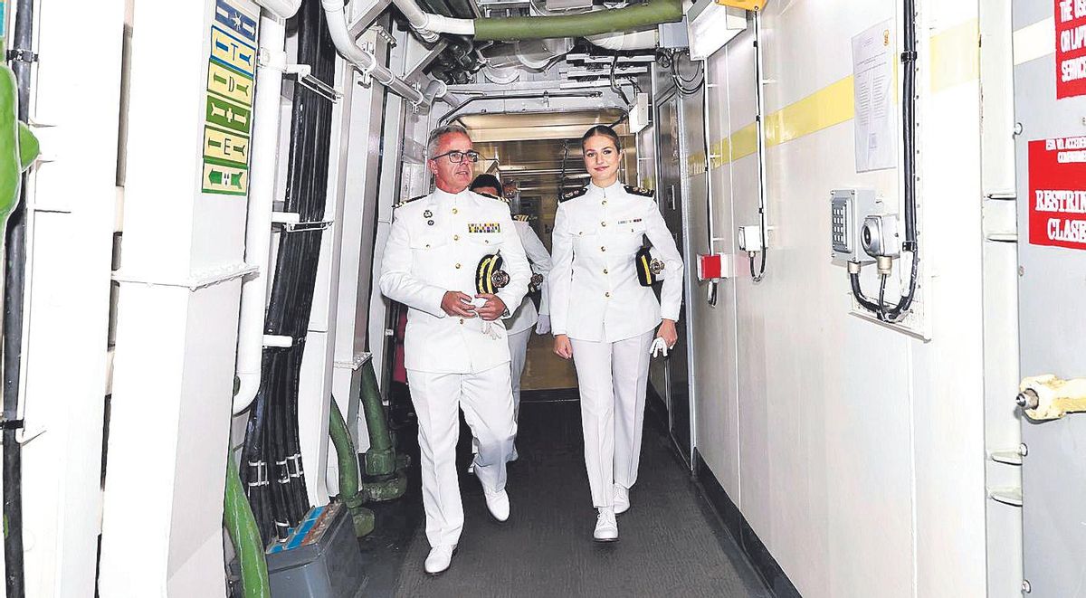 La Princesa con el comandante Pedro Ramos, en la "Blas de Lezo".