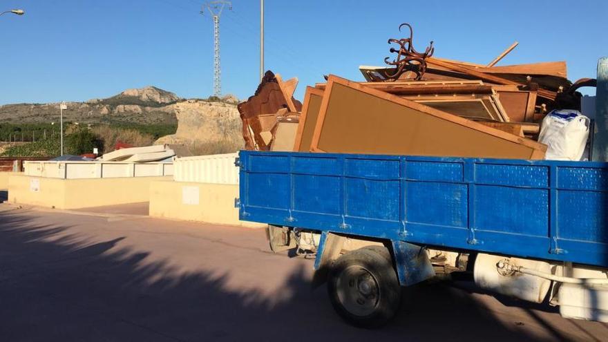 El camión cargado de muebles al que se ha impedido el acceso