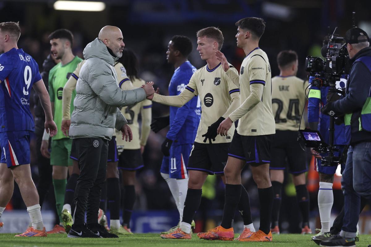 Enzo Maresca, el entrenador del Chelsea, saluda a Dani Olmo en presencia de Gerard Martín.