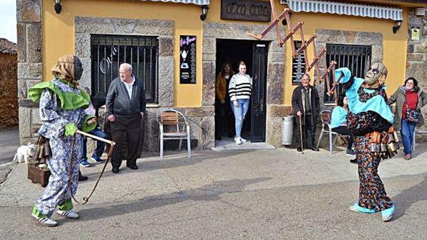 Un grupo de vecinos de Villanueva sigue los preparativos.