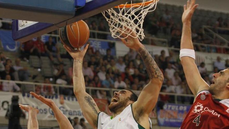 El Unicaja gana en Granada y mete presión al Cajasol