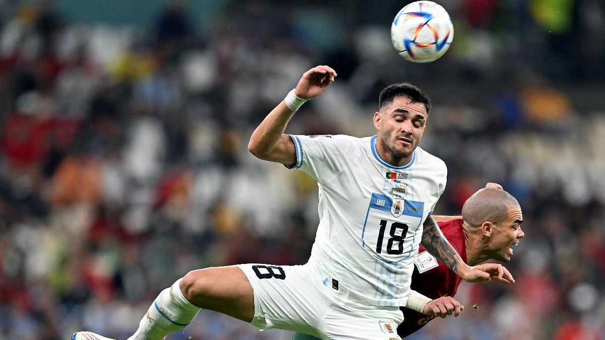 Maxi Gómez disputando una pelota con Pepe