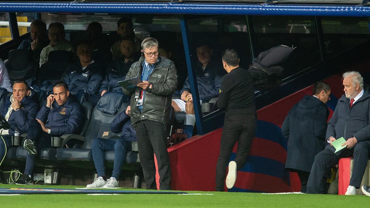 Xavi se marcha furioso tras ser expulsado en la segunda parte del Barça-PSG en Montjuïc.