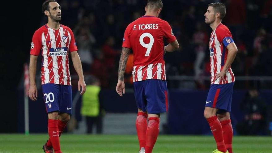 Juanfran, Fernando Torres y Gabi, durante el partido del martes contra el Qarabag.