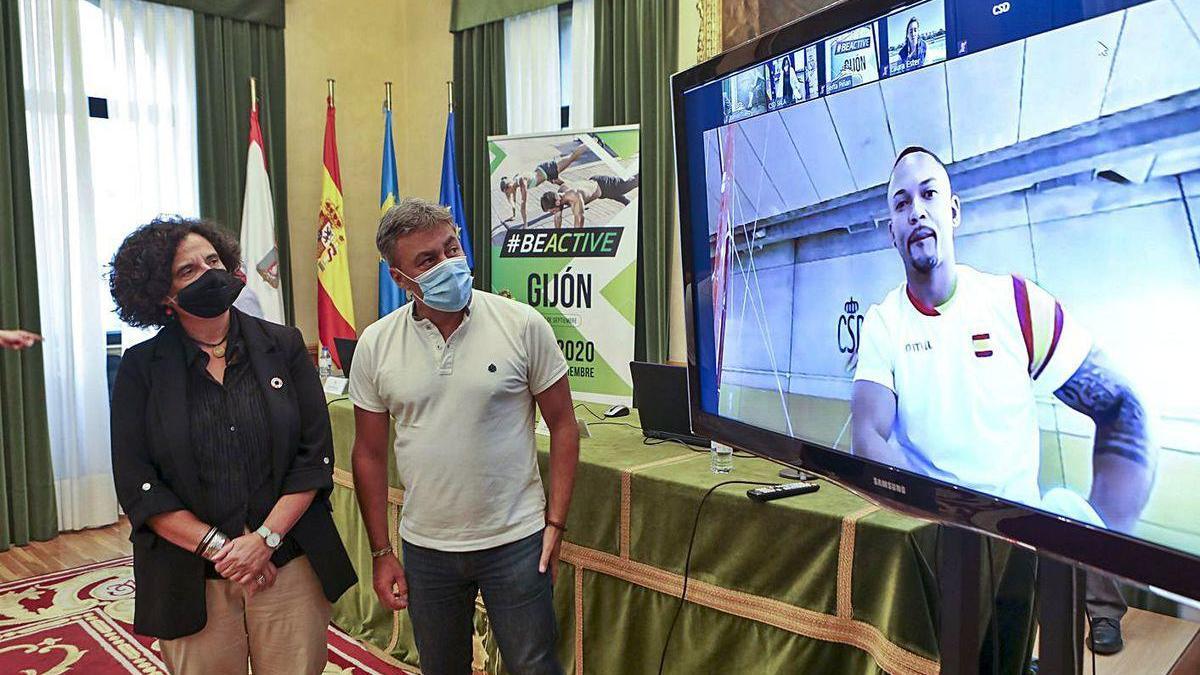 Berta Piñán y José Ramón Tuero escuchan la intervención del gimnasta Ray Zapata.