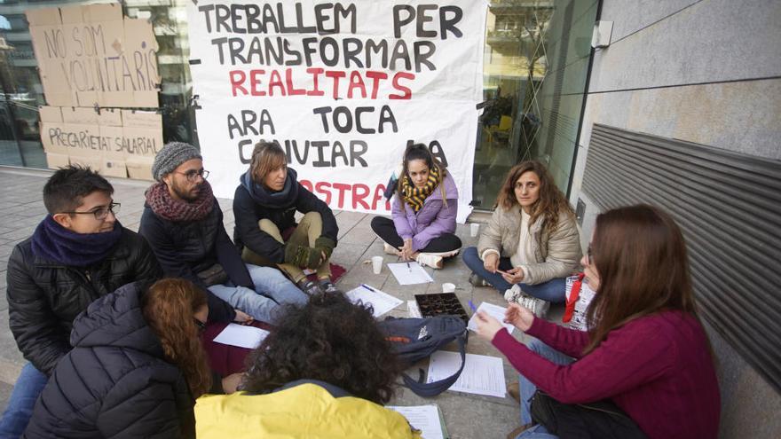 Alguns dels manifestants davant la seu de la Generalitat a Girona