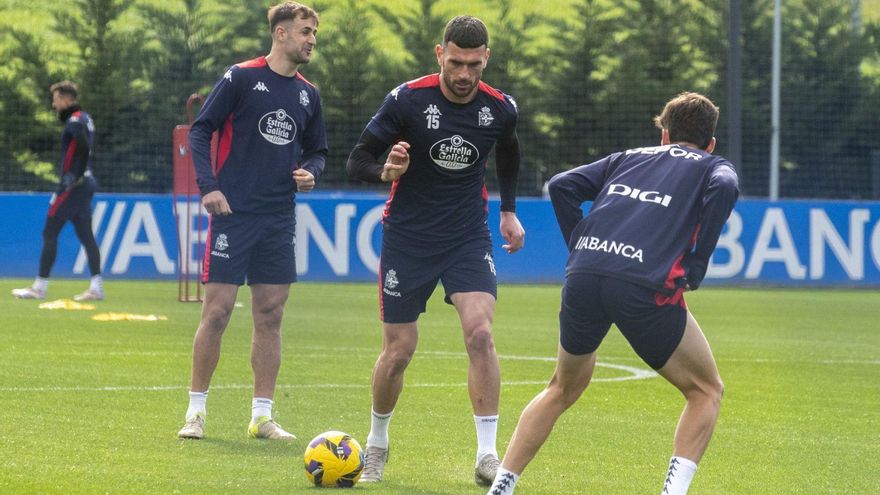 Pablo Vázquez durante un entrenamiento; al fondo, Iván Barbero. | Casteleiro / Roller Agencia