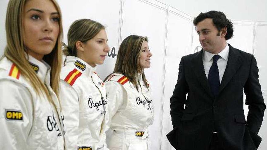 El accionista mayoritario de Campos Grand Prix, Alejandro Agag (d), conversa con las pilotos, Natacha Gachnang, Simona de Silvestro y Alessandra Neri (d-i), durante las pruebas que han realizado esta mañana seis chicas con un Formula 3.