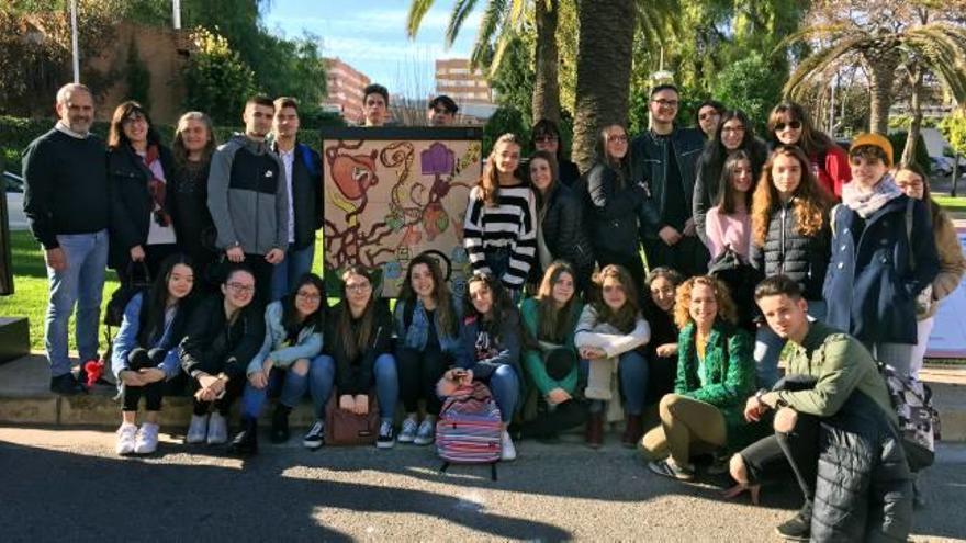 Alumnado de dos IES colabora en los murales de Educación