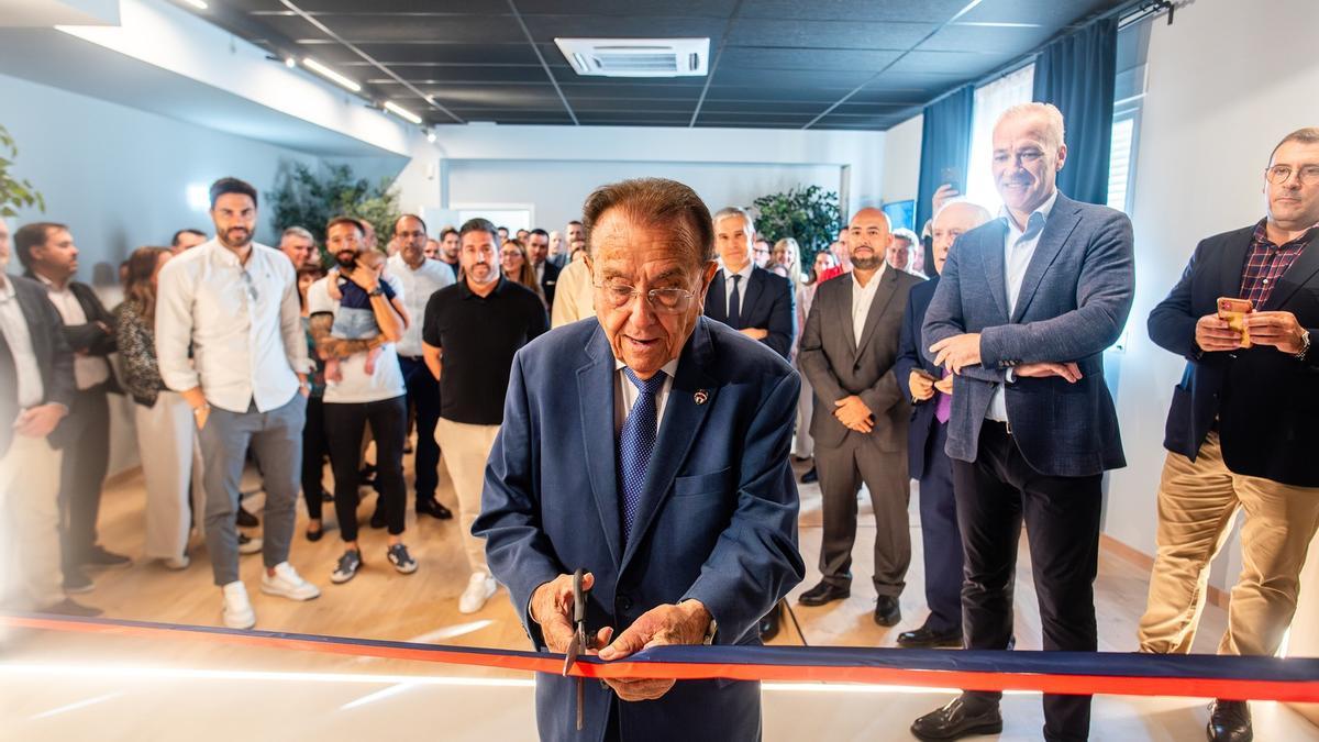 Momento en que Paco Fenollosa corta la cinta para inaugurar el nuevo espacio multiusos.