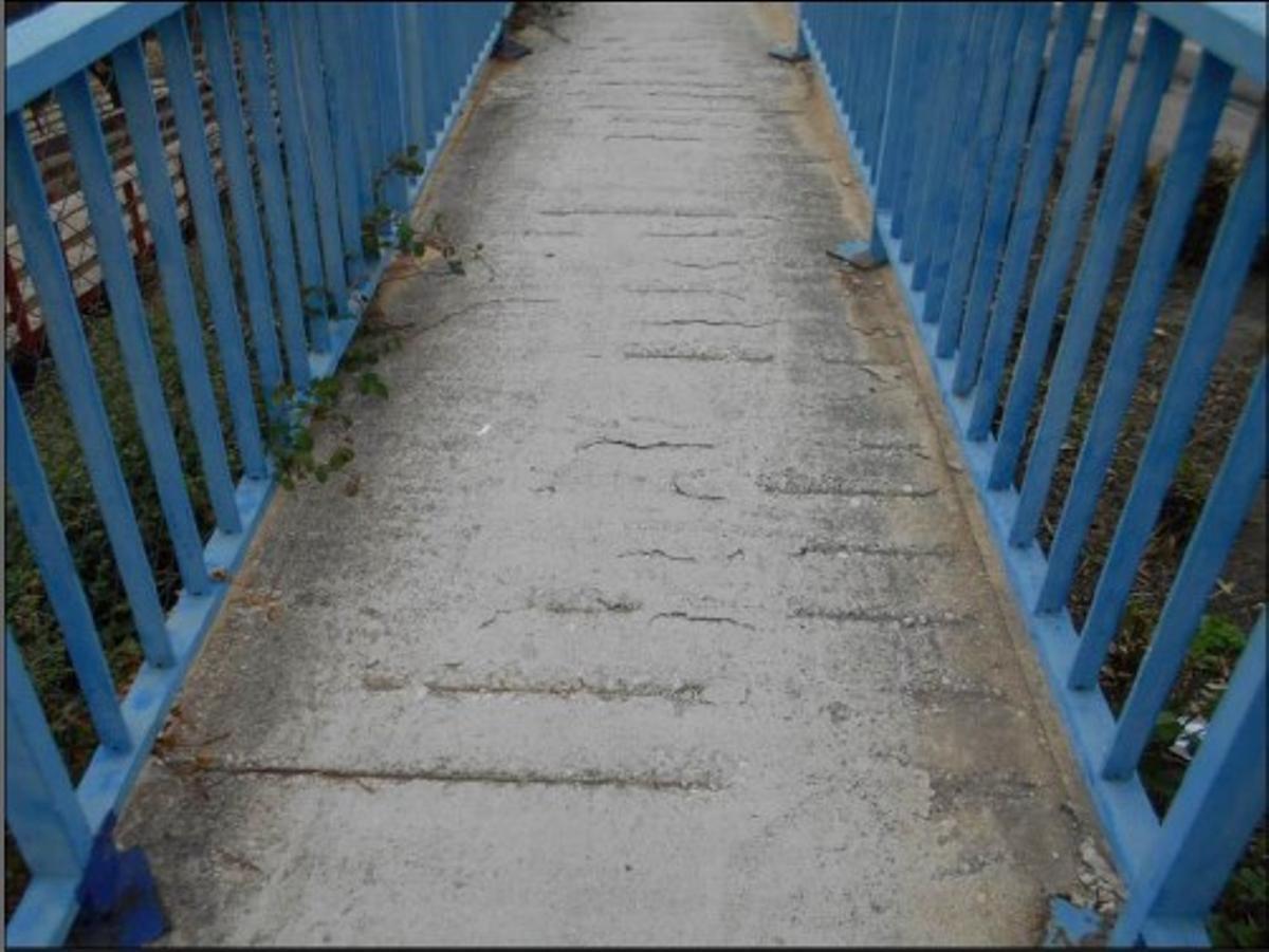 Lajaciones en la losa de la rampa de acceso de una pasarela de la A-7.